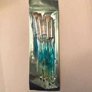 F.A.R.A.H. Show Me Magic brush set